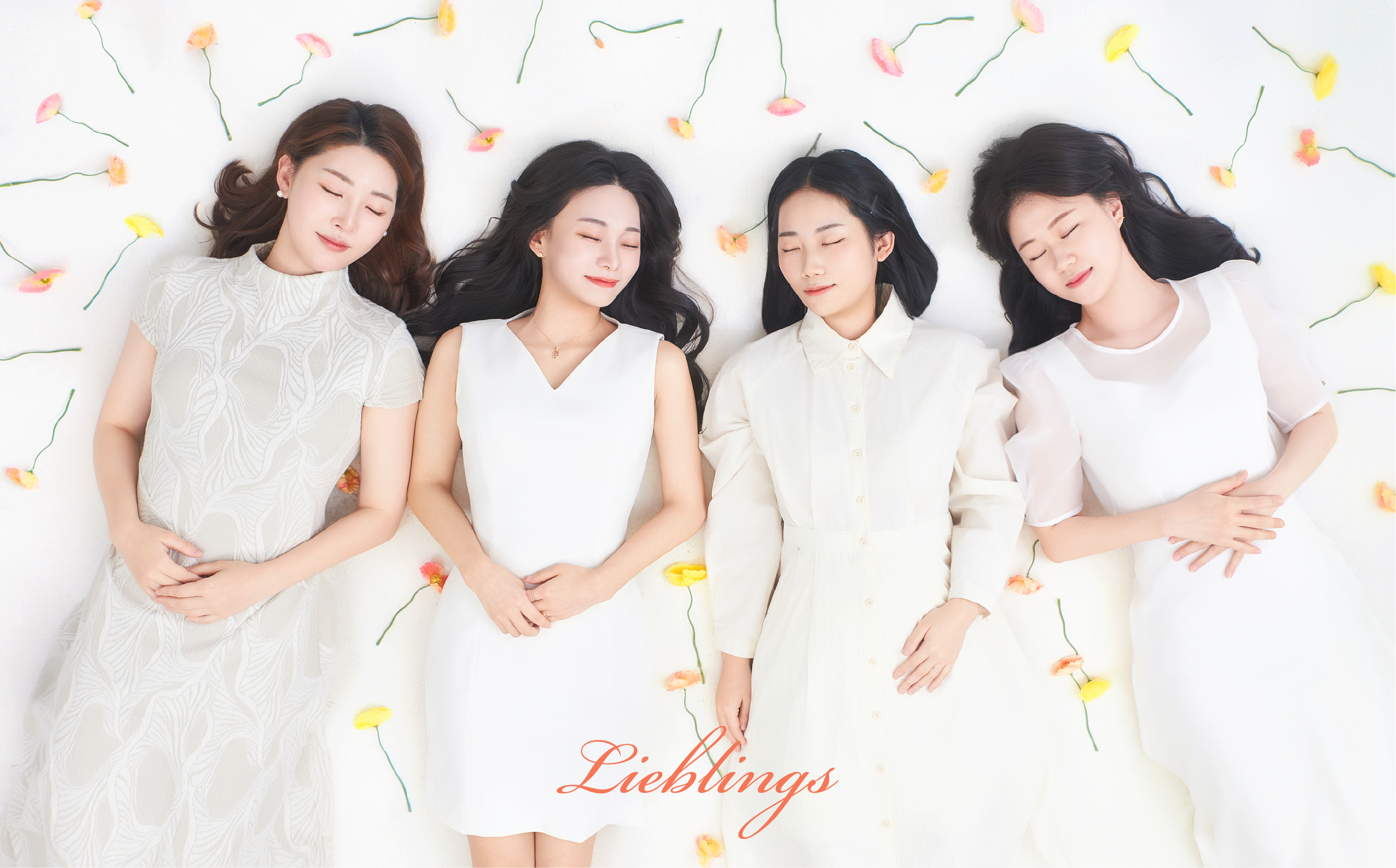 꽃 장식 위에 누워 있는 리블링스 단체 프로필 사진